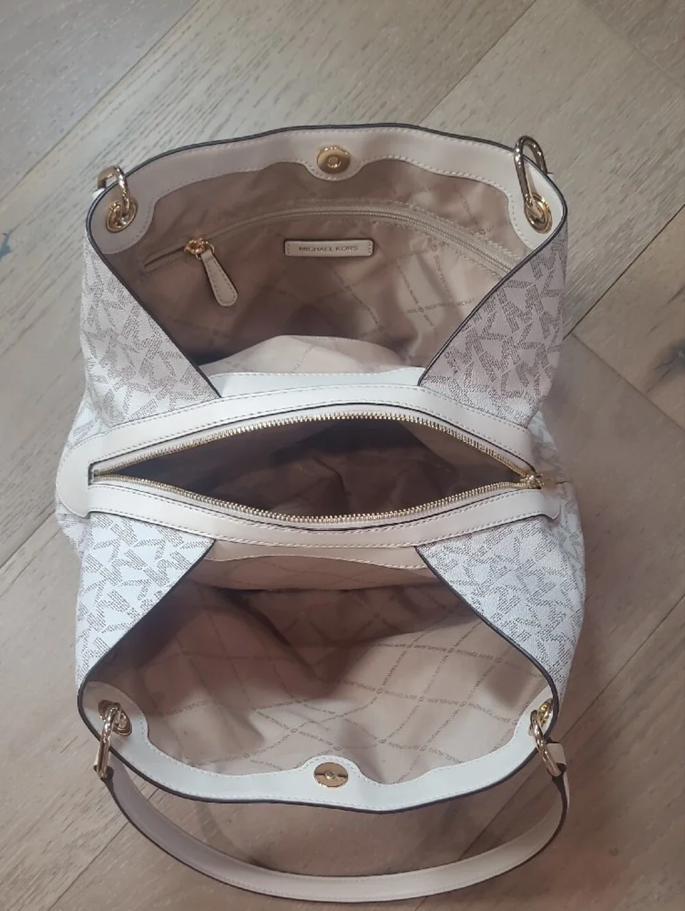 EUC Michael Kors Raven Medium Shoulder Bag Women's Cream Initial Logo Purse
